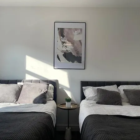 Spacious And Modern In Woodhouse - Sleeps 10