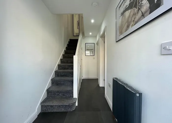 Spacious And Modern In Woodhouse - Sleeps 10 Будинок відпочинку Лідс