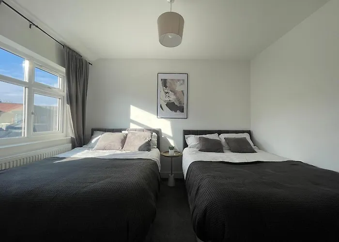 Spacious And Modern In Woodhouse - Sleeps 10 Лідс