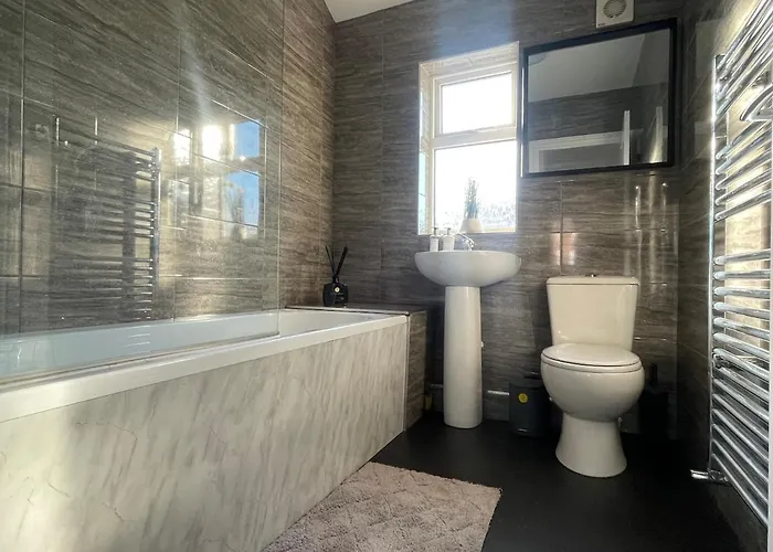 Spacious And Modern In Woodhouse - Sleeps 10 Лідс