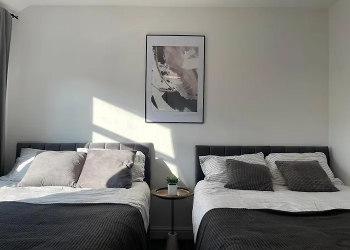 Spacious And Modern In Woodhouse - Sleeps 10