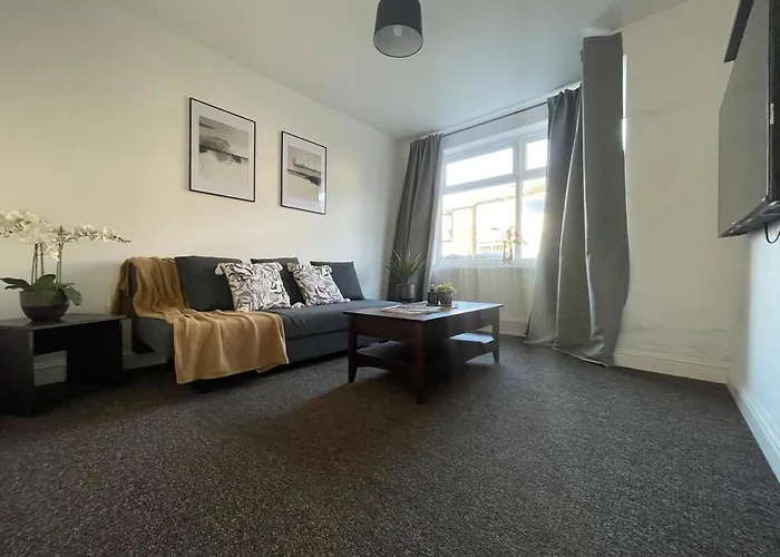 Spacious And Modern In Woodhouse - Sleeps 10 *