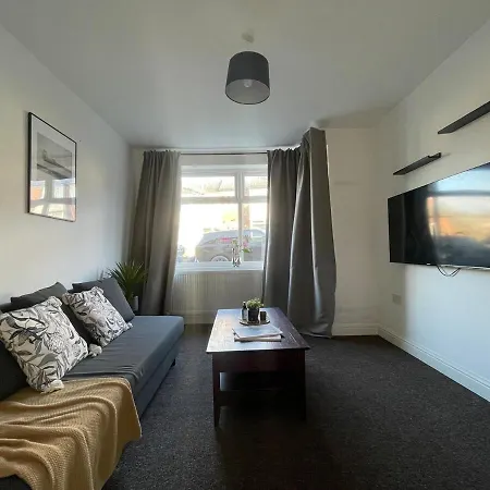 Spacious And Modern In Woodhouse - Sleeps 10