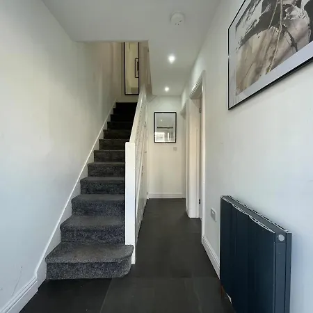 Spacious And Modern In Woodhouse - Sleeps 10 Holiday home Leeds (West Yorkshire)