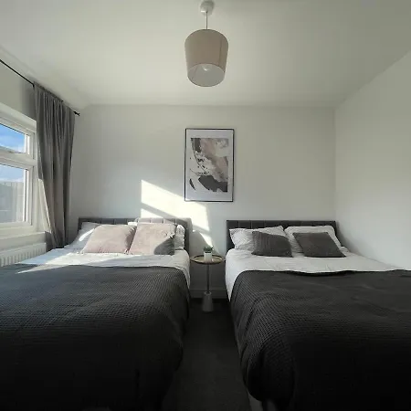 Spacious And Modern In Woodhouse - Sleeps 10 Leeds (West Yorkshire)