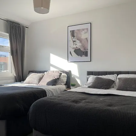 Spacious And Modern In Woodhouse - Sleeps 10