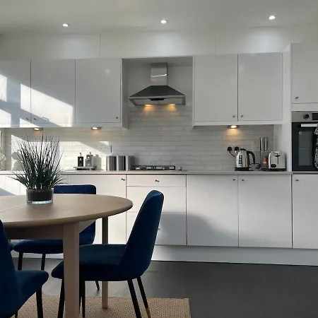 Spacious And Modern In Woodhouse - Sleeps 10 Holiday home Leeds (West Yorkshire)