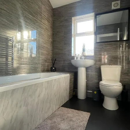 Spacious And Modern In Woodhouse - Sleeps 10 Leeds (West Yorkshire)