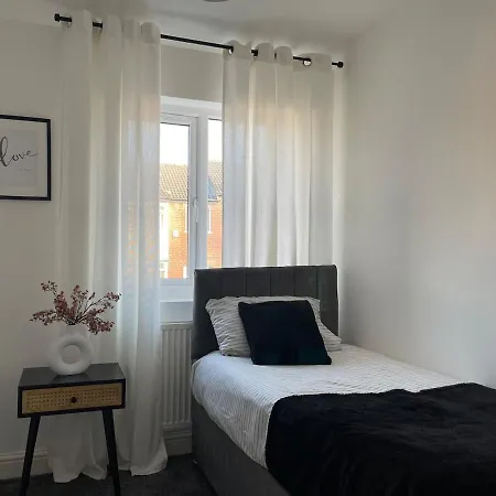 Spacious And Modern In Woodhouse - Sleeps 10