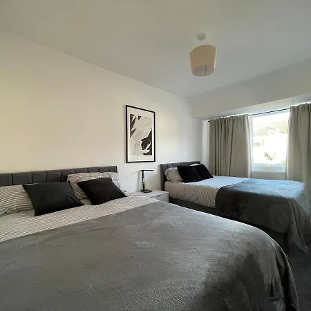 Spacious And Modern In Woodhouse - Sleeps 10 *