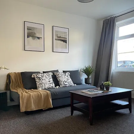Spacious And Modern In Woodhouse - Sleeps 10 Leeds (West Yorkshire)