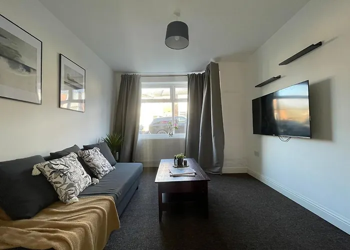 Spacious And Modern In Woodhouse - Sleeps 10