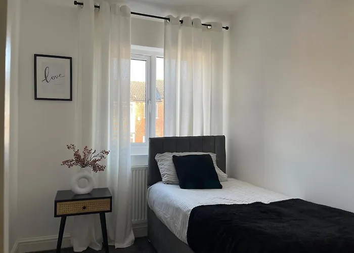 Spacious And Modern In Woodhouse - Sleeps 10