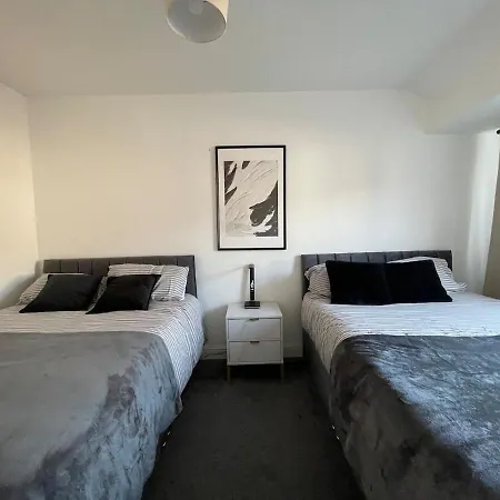 Spacious And Modern In Woodhouse - Sleeps 10 Feriehus Leeds (West Yorkshire)