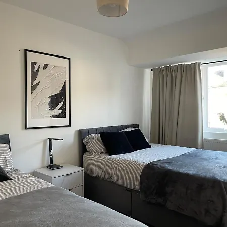 Spacious And Modern In Woodhouse - Sleeps 10 Feriehus Leeds (West Yorkshire)
