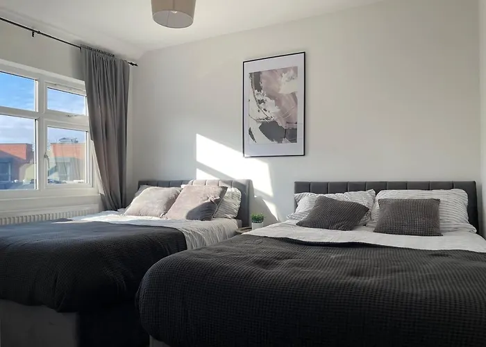 Spacious And Modern In Woodhouse - Sleeps 10