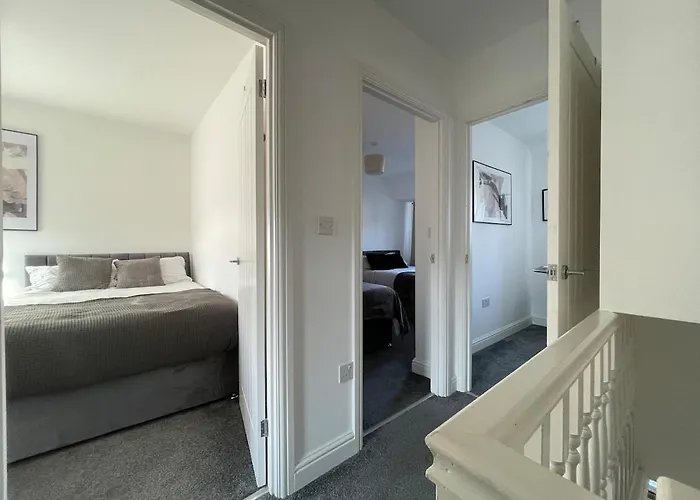 Casa de Férias Spacious And Modern In Woodhouse - Sleeps 10 Leeds (West Yorkshire)