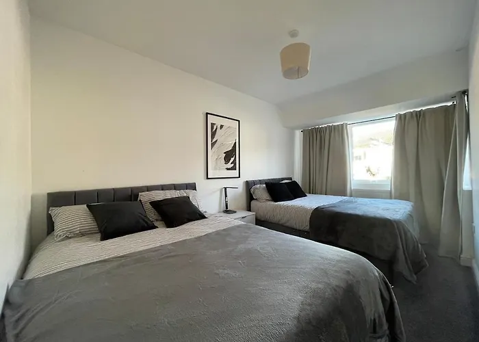 Spacious And Modern In Woodhouse - Sleeps 10 *